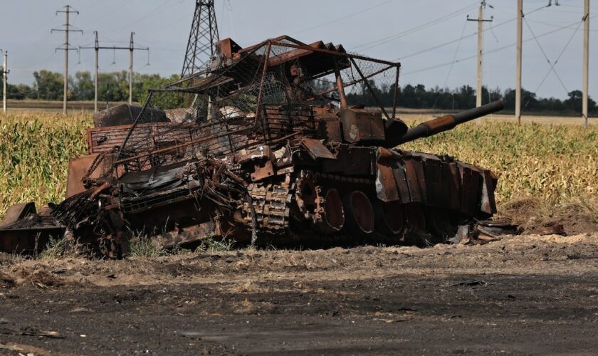 Un char russe détruit par l'armée ukrainienne dans la région russe de Koursk, le 16 août 2024