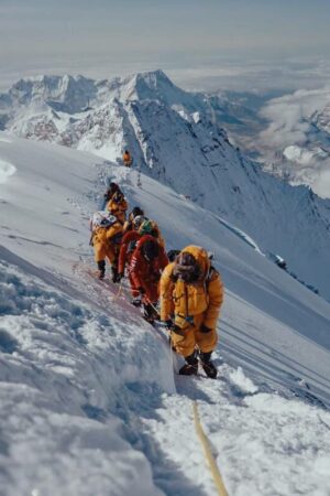 Inoxtag sur l’Everest : « Quand on voit son film, on se dit que le business autour de l’Himalaya a de beaux jours devant lui »