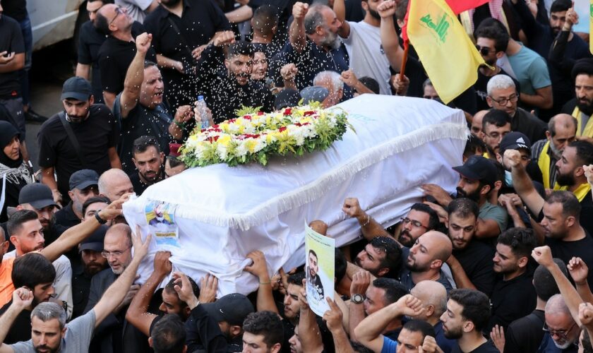 Procession funéraire dans la banlieue sud de Beyrouth d'une personne tuée lors de l'explosion de centaines de bipeurs du Hezbollah libanais la veille, le 18 septembre 2024