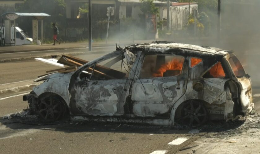 Une voiture en feu dans une rue de Fort-de-France, en Martinique, le 17 septembre 2024