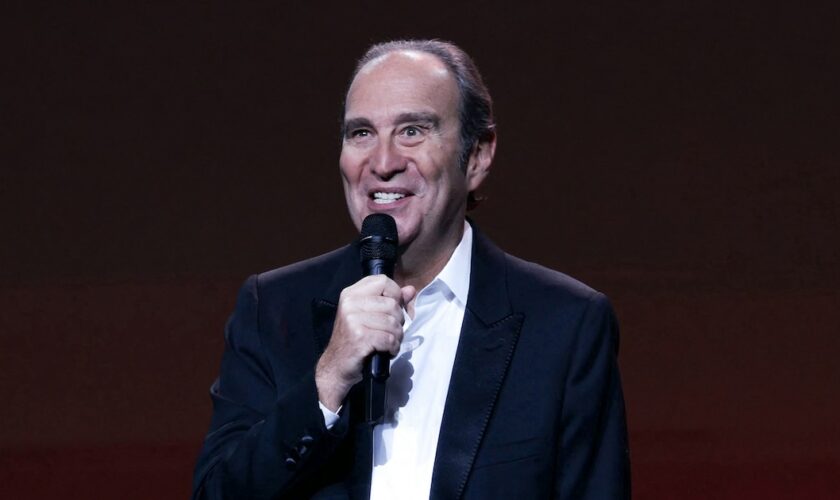 Xavier Niel sur la scène de l'Olympia, mercredi 18 septembre. Le patron d'Iliad et de Free publie un livre-entretien intitulé : "Une sacrée envie de foutre le bordel".