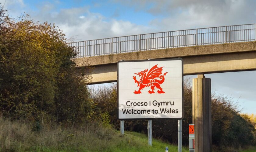 Croeso i Gymru/Welcome to Wales sign