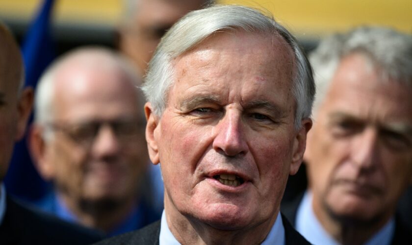 Le Premier ministre Michel Barnier (c) s'adresse aux médias après avoir visité l'Institut national de l'énergie solaire (Ines) au Bourget-du-Lac, le 12 septembre 2024 en Savoie