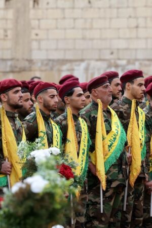 Des combattant du Hezbollah participent aux obsèques de personnes tuées la veille dans l'explosion d'appareils de communication du mouvement libanais, le 18 septembre, dans la banlieue sud de Beyrouth au Liban