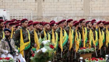 Des combattant du Hezbollah participent aux obsèques de personnes tuées la veille dans l'explosion d'appareils de communication du mouvement libanais, le 18 septembre, dans la banlieue sud de Beyrouth au Liban