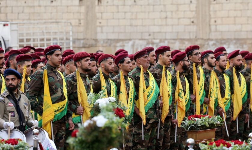 Des combattant du Hezbollah participent aux obsèques de personnes tuées la veille dans l'explosion d'appareils de communication du mouvement libanais, le 18 septembre, dans la banlieue sud de Beyrouth au Liban