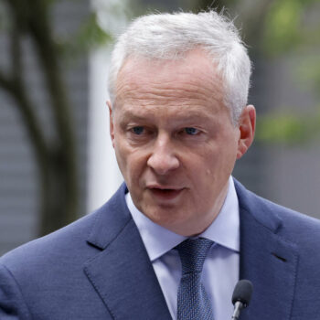 Bruno Le Maire va bien travailler en Suisse à Lausanne, mais l’accueil est déjà hostile