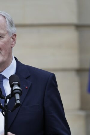 Le nouveau Premier ministre Michel Barnier lors de la passation de pouvoir à l'hôtel Matignon, le 5 septembre 2024 à Paris