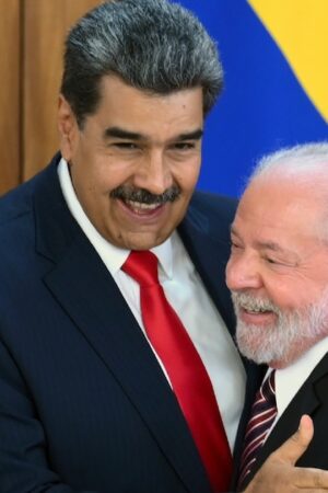 Le président brésilien Luiz Inacio Lula da Silva (à droite) reçoit son homologue vénézuélien Nicolas Maduro, le 29 mai 2023 à Brasilia