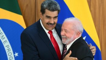 Le président brésilien Luiz Inacio Lula da Silva (à droite) reçoit son homologue vénézuélien Nicolas Maduro, le 29 mai 2023 à Brasilia