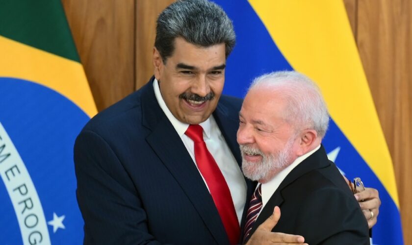 Le président brésilien Luiz Inacio Lula da Silva (à droite) reçoit son homologue vénézuélien Nicolas Maduro, le 29 mai 2023 à Brasilia