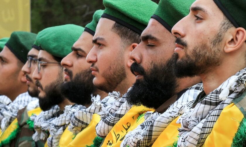 Des membres du Hezbollah assistent aux funérailles d'un des leurs tué la veille par l'explosion d'un bipeur, le 19 septembre 2024 à Tyr, dans le sud du Liban