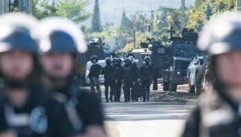 Les gendarmes français bloquent une route au Mont-Dore, dans le territoire français du Pacifique de Nouvelle-Calédonie, le 19 septembre 2024.