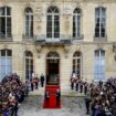 Le nouveau Premier ministre Michel Barnier (D) avec son prédécesseur Gabriel Attal le 5 septembre 2024 à l'hôtel Matignon à Paris