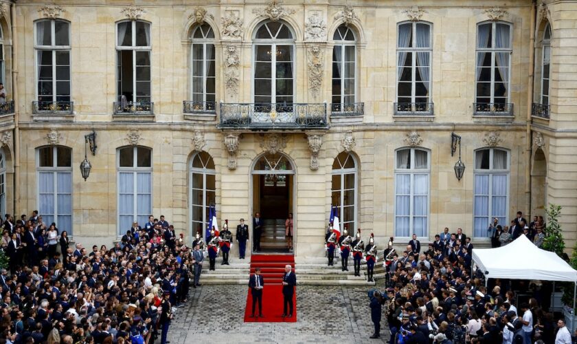 Le nouveau Premier ministre Michel Barnier (D) avec son prédécesseur Gabriel Attal le 5 septembre 2024 à l'hôtel Matignon à Paris