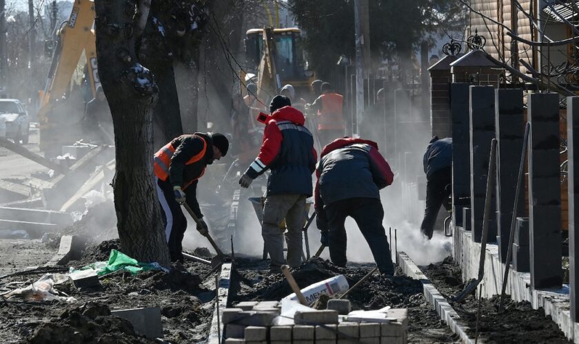 Travaux de reconstruction dans la rue Vokzakna à Boutcha, en Ukraine, le 30 mars 2023