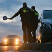 Polizei fasst Schleuser mit sieben Migranten im Auto, drei davon kauern im Kofferraum