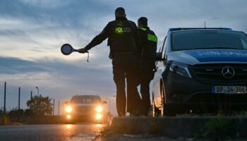 Polizei fasst Schleuser mit sieben Migranten im Auto, drei davon kauern im Kofferraum