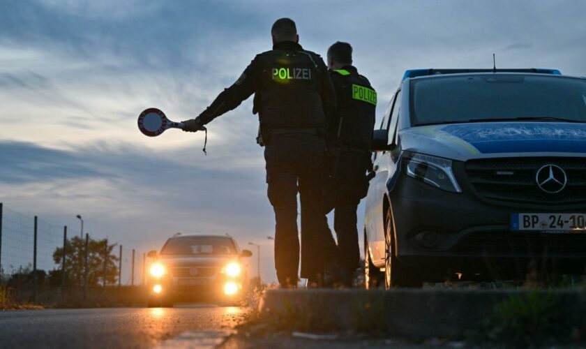 Polizei fasst Schleuser mit sieben Migranten im Auto, drei davon kauern im Kofferraum