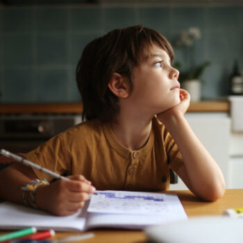 Les devoirs du soir à l’école primaire, ça ne plaît pas à tout le monde, mais ces trois instits sont toujours pour