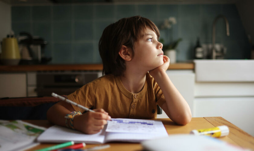 Les devoirs du soir à l’école primaire, ça ne plaît pas à tout le monde, mais ces trois instits sont toujours pour