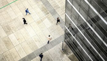 Dans le tertiaire marchand hors intérim, l'emploi salarié privé est quasi-stable après un rebond au premier trimestre (+0,1% soit +6.300 emplois), ajoute l'Insee