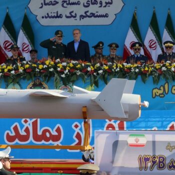 Militärparade in Teheran: Iran präsentiert neue Kamikaze-Drohne und Raketen