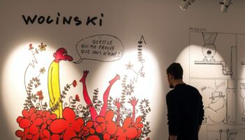 Un dessin du dessinateur français Georges Wolinski dans l'exposition "Une histoire de Charlie hebdo" au musée de la Bande Dessinée d'Angoulême, le 28 janvier 2015