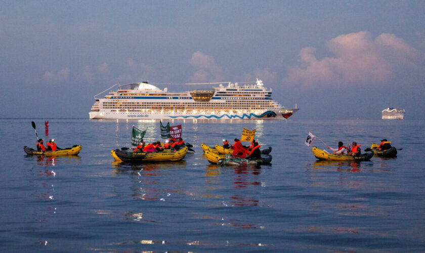 À Marseille, une action de blocage en mer contre la "pollution" des navires de croisières