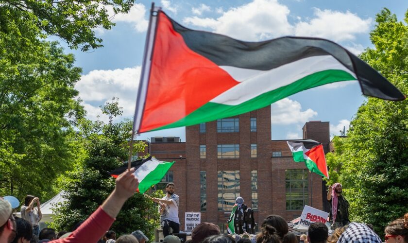 Une manifestations d'étudiants propalestiniens à l'université George Washington, à Washington DC, le 1er mai 2024