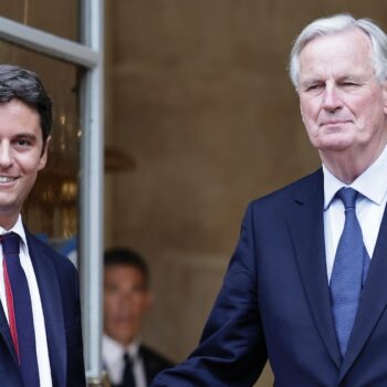 Le nouveau Premier ministre Michel Barnier (D) sur le perron de l'hôtel Matignon avec son prédécesseur Gabriel Attal le 5 septembre 2024 à Paris