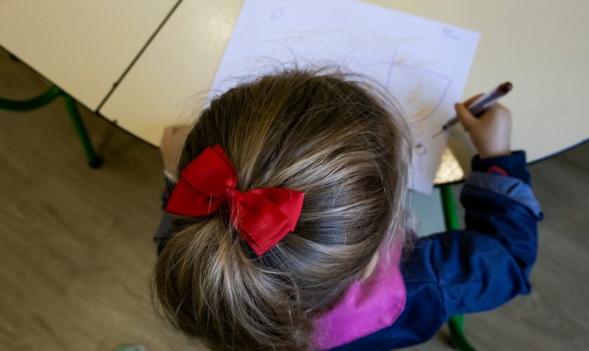 Une fillette photographiée dans une classe au Portugal.