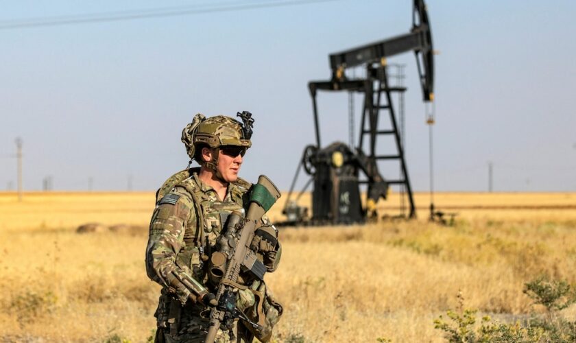 Un soldat américain patrouille près d'un puits de pétrole à al-Qahtaniyah dans la province de Hasakah au nord-est de la Syrie, près de la frontière avec la Turquie, le 14 juin 2023.