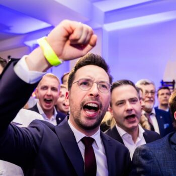 AfD-Anhänger grölen Song auf Wahlparty – „Wir schieben sie alle ab“