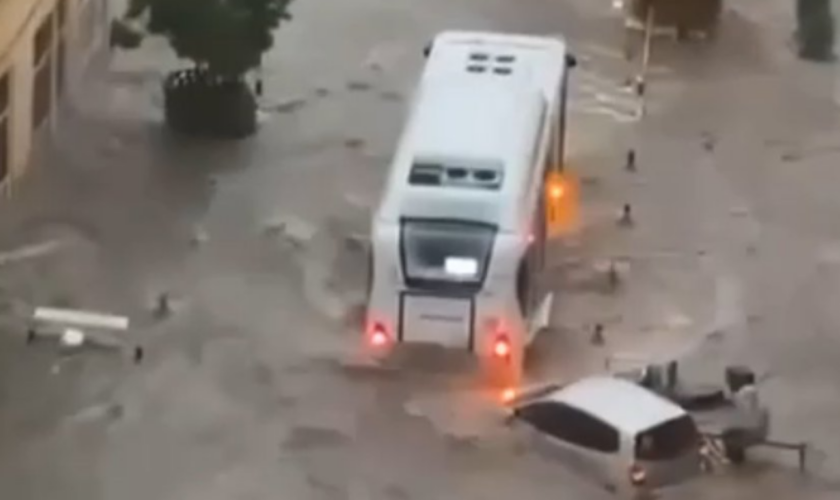 Inondations à Cannes : les voitures flottent dans des rues devenues torrents à cause d’un déluge