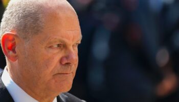 Le chancelier allemand Olaf Scholz à une cérémonie de dépôt de gerbes pour les victimes d'une attaque meurtrière au couteau à Solingen, dans l'ouest de l'Allemagne, le 1er septembre 2024