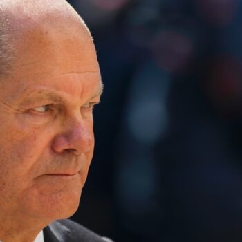 Le chancelier allemand Olaf Scholz à une cérémonie de dépôt de gerbes pour les victimes d'une attaque meurtrière au couteau à Solingen, dans l'ouest de l'Allemagne, le 1er septembre 2024