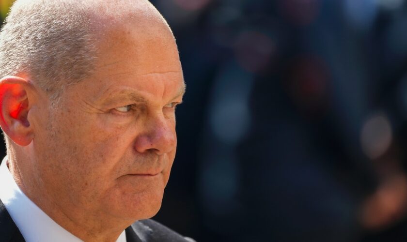 Le chancelier allemand Olaf Scholz à une cérémonie de dépôt de gerbes pour les victimes d'une attaque meurtrière au couteau à Solingen, dans l'ouest de l'Allemagne, le 1er septembre 2024