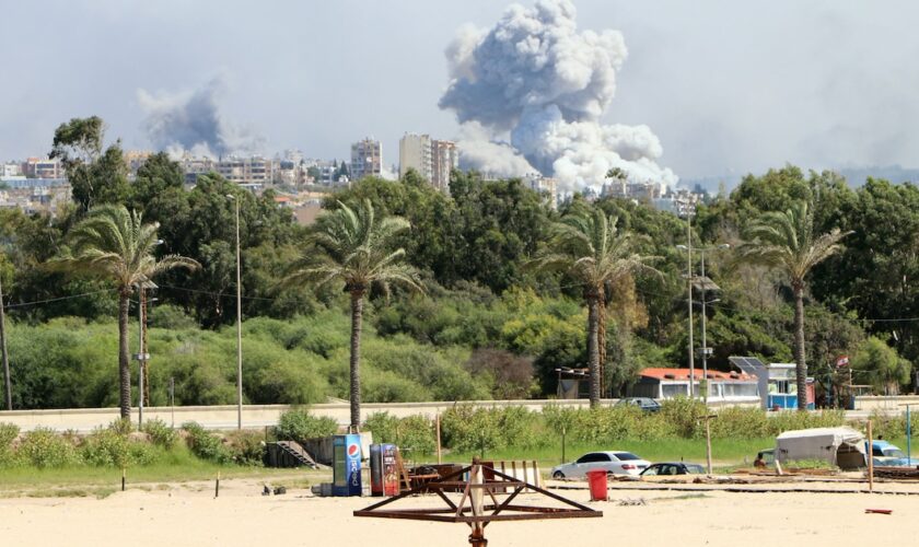 L'armée israélienne a indiqué avoir ciblé lundi plus de 300 sites du Hezbollah au Liban, où le mouvement islamiste tire des roquettes sur le territoire israélien.