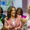 DALLAS, TEXAS - 10 JUILLET : La vice-présidente des États-Unis Kamala Harris salue les membres de la sororité Alpha Kappa Alpha après s'être exprimée au Kay Bailey Hutchison Convention Center le 10 juillet 2024 à Dallas, au Texas. La vice-présidente s'est adressée à environ 20 000 membres de sa sororité dans le cadre d'un effort continu de mobilisation en vue de l'élection présidentielle de novembre prochain.   Brandon Bell/Getty Images/AFP (Photo by Brandon Bell / GETTY IMAGES NORTH AMERICA / Getty Images via AFP)