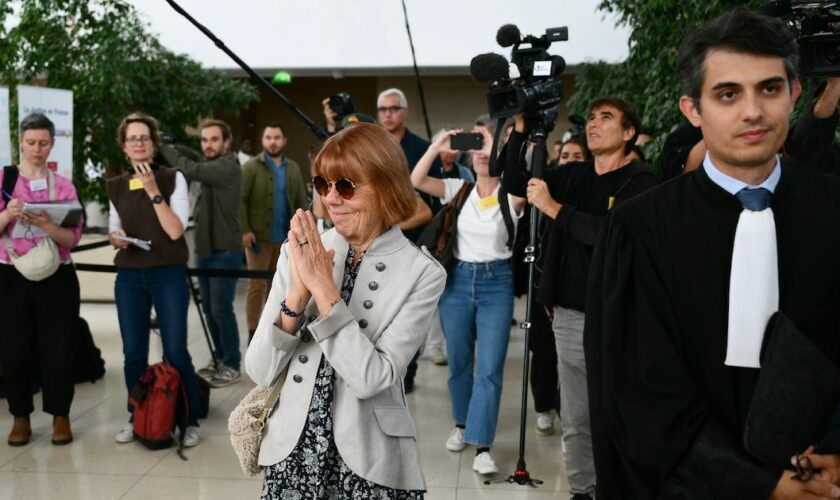 Gisèle Pelicot en compagnie d'une de ses avocats Stéphane Babonneau au tribunal d'Avignon le 17 septembre 2024