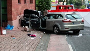 Auto fährt in Gruppe feiernder Menschen – Mehrere Leichtverletzte