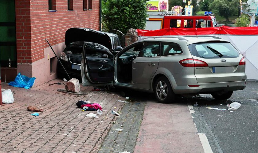 Auto fährt in Gruppe feiernder Menschen – Mehrere Leichtverletzte