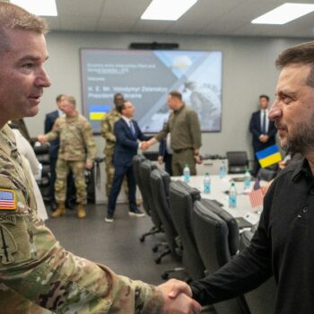 Photo publiée par l'armée américaine montrant le président ukrainien Volodymyr Zelensky (droite) serrant la main du major-général John T. Reim Jr. lors d'une visite d'une usine d'armement à Scranton, en Pennsylvanie, le 22 septembre 2024