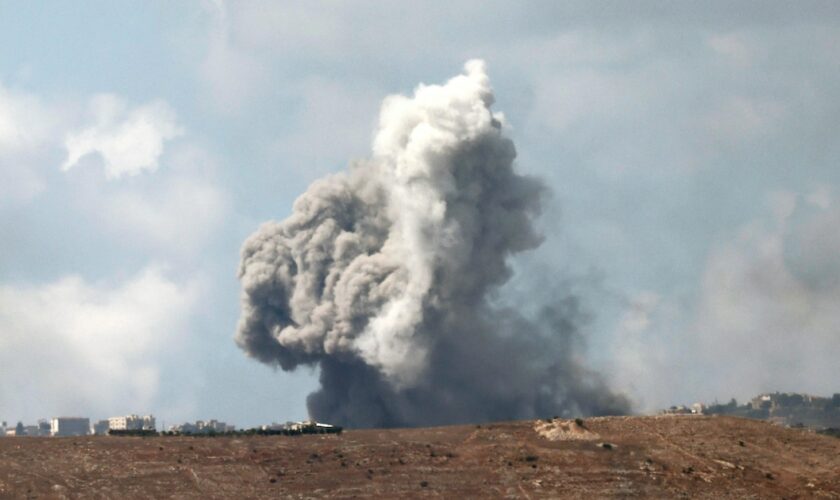 Photo prise depuis le nord d'Israël montrant de la fumée s'élever du sud du Liban après des frappes israéliennes, le 23 septembre 2024