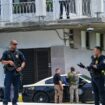 Des policiers et des forces de l'ordre montent la garde devant le tribunal pendant une audience sur la détention de Ryan Wesley Routh, soupçonné d'une tentative d'assassinat sur l'ancien président américain Donald Trump, à West Palm Beach, en Floride, le 23 septembre 2024