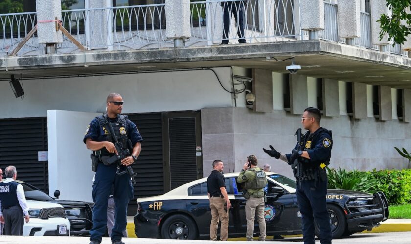 Des policiers et des forces de l'ordre montent la garde devant le tribunal pendant une audience sur la détention de Ryan Wesley Routh, soupçonné d'une tentative d'assassinat sur l'ancien président américain Donald Trump, à West Palm Beach, en Floride, le 23 septembre 2024