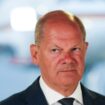 Le chancelier allemand Olaf Scholz le 1er août 2024 à l'aéroport international de Cologne