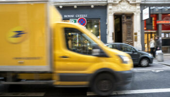 La Poste transportera des colis par bateau sur la Seine dès 2026