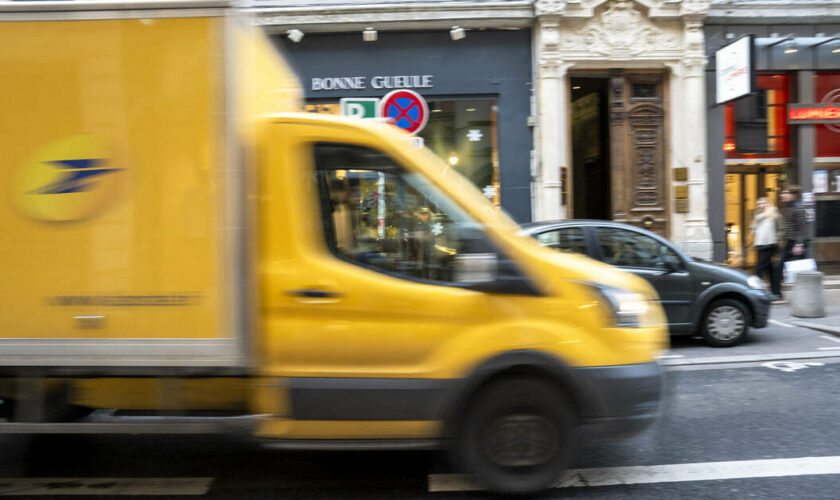 La Poste transportera des colis par bateau sur la Seine dès 2026